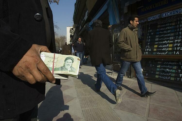 Người đổi tiền trên đường phố Tehran (Iran). Ảnh:Reuters