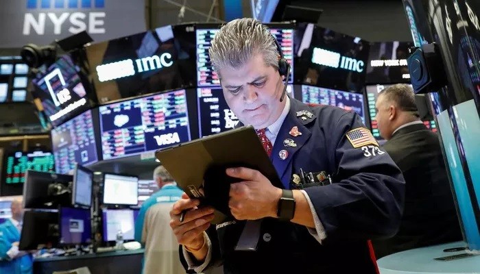 Các nhà giao dịch cổ phiếu trên sàn NYSE ở New York - Ảnh: Reuters.