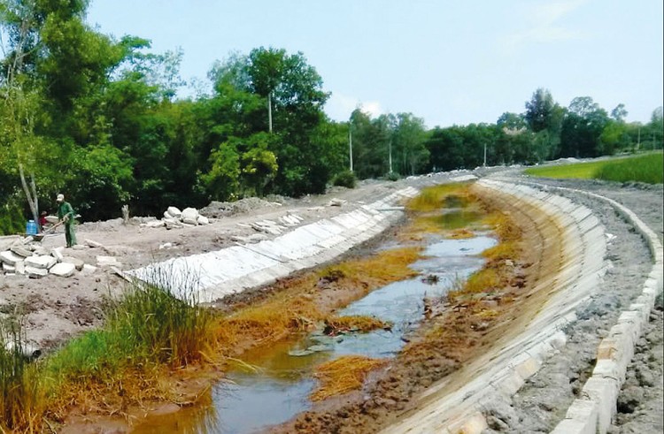 Hồ sơ mời thầu yêu cầu vật liệu chính như đá, đất đắp cấp phối phải có cam kết hoặc hợp đồng nguyên tắc với các mỏ vật liệu có giấy phép khai thác hợp pháp. Ảnh minh họa: Hoàng Triều