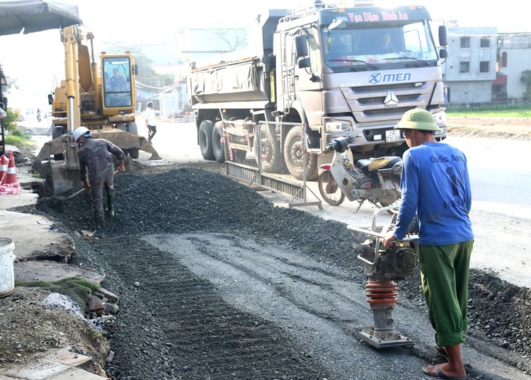 Với vai trò nhà thầu độc lập hoặc thành viên liên danh, Công ty CP Xây dựng Hoàng Phát đang thi công khoảng 7 gói thầu xây lắp, với tổng giá trị ước tính trên 300 tỷ đồng. Ảnh: Lê Tiên