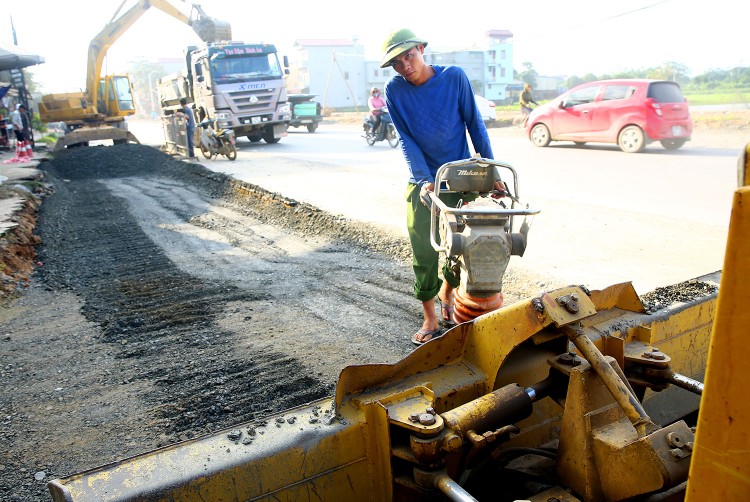 Bên cạnh 4 gói thầu vừa trúng, Công ty TNHH Tư vấn và Xây dựng Hùng Hiền đang thi công một số gói thầu có giá trị trên dưới 20 tỷ đồng. Ảnh: Tiên Giang