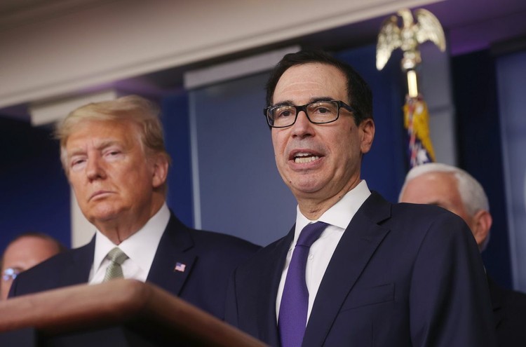 Tổng thống Trump và Bộ trưởng Mnuchin trong một cuộc họp báo hôm qua. Ảnh:Reuters