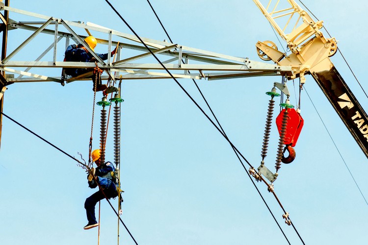 Để giải tỏa hết công suất các nguồn điện năng lượng tái tạo phát triển trong thời gian qua, nhu cầu đầu tư xây dựng lưới điện truyền tải là rất lớn. Ảnh: Nguyễn Thế Anh