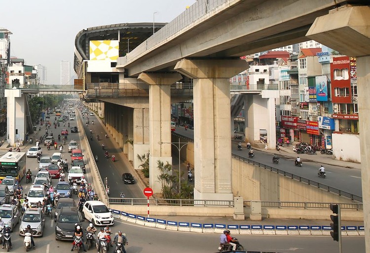 Sau nhiều lần lùi tiến độ vận hành thương mại, Dự án Đường sắt đô thị Cát Linh - Hà Đông vẫn chưa được đưa vào hoạt động. Ảnh: Lê Tiên