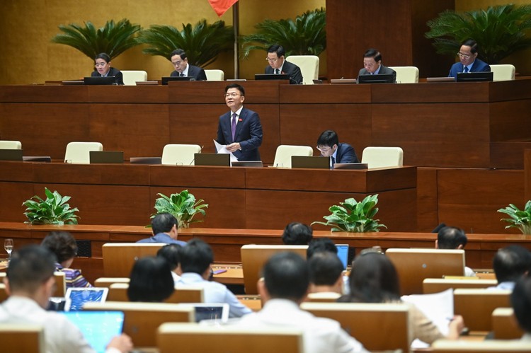 Bộ trưởng Bộ Tư pháp Lê Thành Long trả lời chất vấn tại phiên họp thứ 25 của Ủy ban Thường vụ Quốc hội diễn ra sáng ngày 15/8