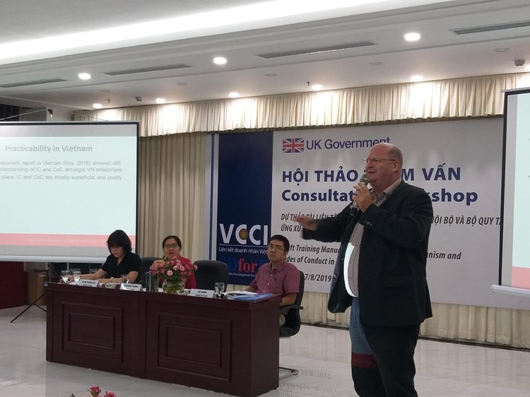 Ông Florian J.Beranek - chuyên gia cao cấp về trách nhiệm xã hội doanh nghiệp của UNDP đóng góp ý kiến xây dựng Dự thảo Cẩm nang. Ảnh: Trần Nam