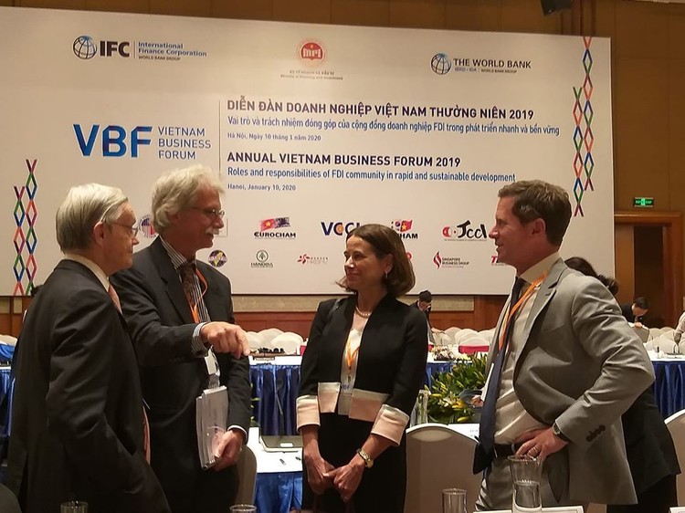 Các doanh nghiệp đang trao đỏi sôi nổi bên lề Diễn đàn VBF 2019