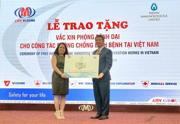 Lễ trao tặng 10.000 liều vắc xin phòng bệnh dại cho Việt Nam để tiêm miễn phí 