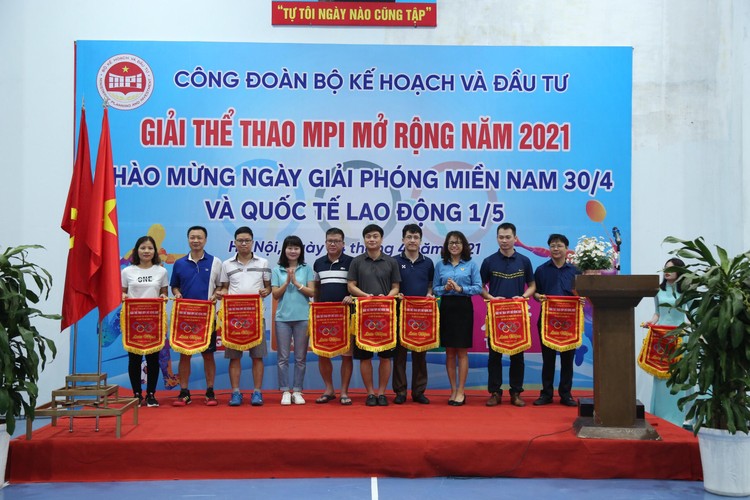 Ban Tổ chức trao cờ lưu niệm cho đại diện các đoàn tham gia thi đấu Giải thể thao MPI mở rộng năm 2021 - ảnh Lê Tiên