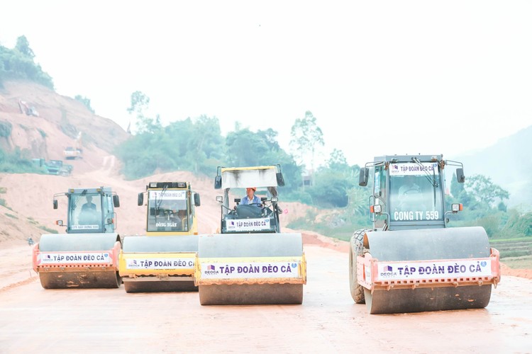 Tập đoàn Đèo Cả triển khai thi công tại các vị trí mặt bằng có thể tiếp cận - ảnh: Tuấn Linh 