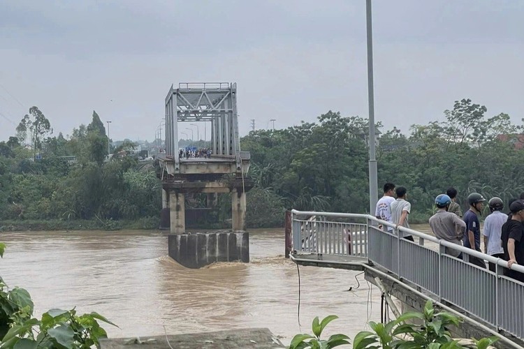 Một bộ phận nhịp của cầu Phong Châu (nối huyện Tam Nông và huyện Lâm Thao, tỉnh Phú Thọ) đã bị sập vào sáng ngày 9/9. Ảnh internet