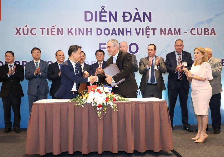 Ông Nguyễn Ngọc Nghị, Phó TGĐ Tập đoàn T&T Group (bên trái) và ông Eduardo Martínez Díaz, Chủ tịch Tập đoàn BioCubaFarma trao biên bản ghi nhớ hợp tác.