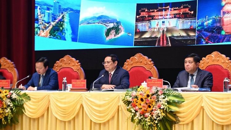 Thủ tướng Phạm Minh Chính (ở giữa), Phó Thủ tướng Trần Hồng Hà (bên trái) và Bộ trưởng Bộ Kế hoạch và Đầu tư Nguyễn Chí Dũng (bên phải) chủ trì Hội nghị