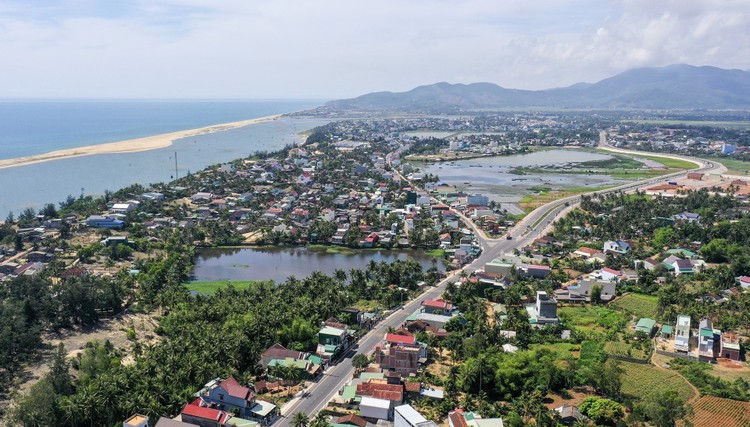 Bình Định đang dần hoàn thiện tuyến ven biển tạo ra nhiều dư địa thu hút các dự án đầu tư, cực tăng trưởng kinh tế mới dọc theo tuyến huyết mạch này. 