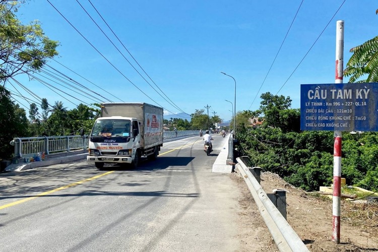 Cầu Tam Kỳ đang lưu thông sẽ được thay thế khi cầu mới (đang bị chậm tiến độ) hoàn thành