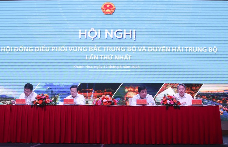 Phó Thủ tướng Trần Hồng Hà cùng các thành viên chủ trì Hội nghị
