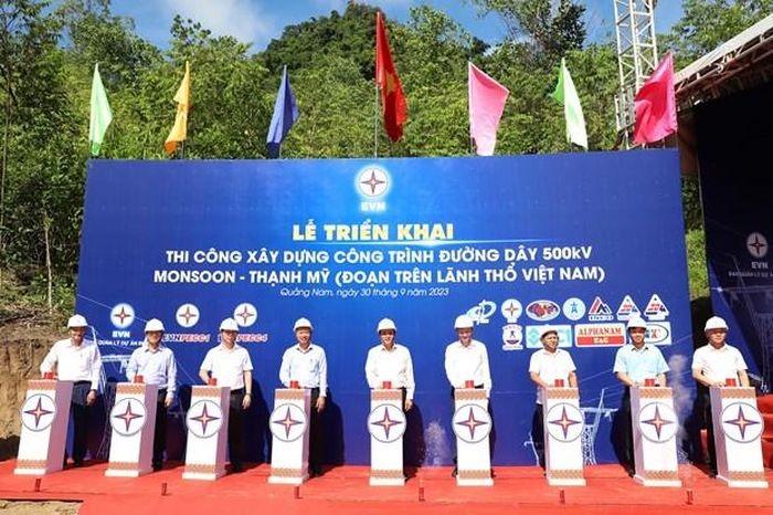 Các đại biểu bấm nút triển khai thi công Dự án Đường dây 500kV Monsoon - Thạnh Mỹ