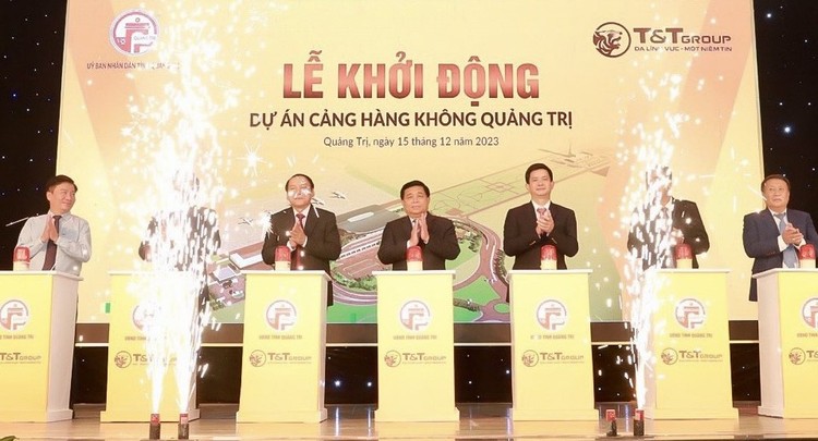 Bộ trưởng Bộ Kế hoạch và Đầu tư Nguyễn Chí Dũng (ở giữa) tham gia bấm nút khởi động xây dựng Dự án Cảng hàng không Quảng Trị.