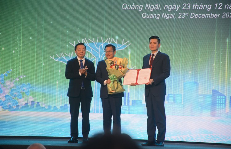 Phó Thủ tướng Chính phủ Trần Hồng Hà trao Quyết định của Thủ tướng Chính phủ chấp thuận chủ trương đầu tư Dự án Khu công nghiệp VSIP II Quảng Ngãi 