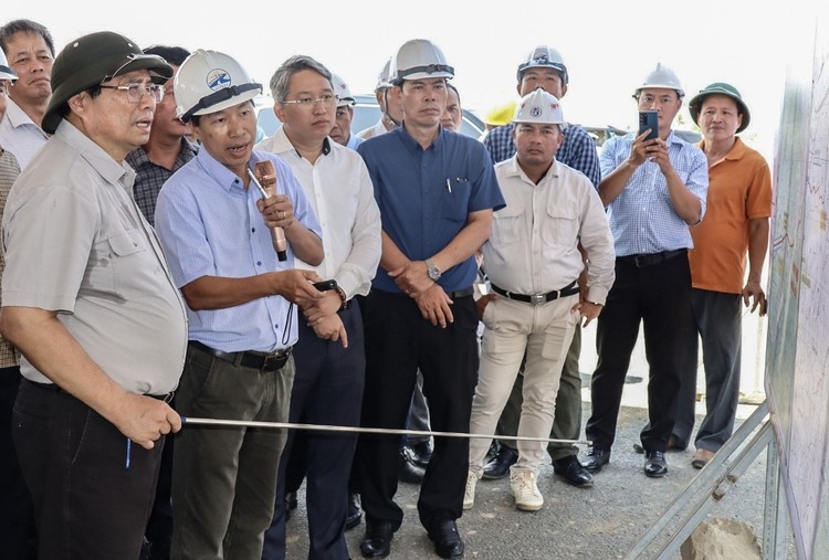 Thủ tướng Phạm Minh Chính nghe báo cáo tiến độ thi công Dự án cao tốc Bắc - Nam qua Nam Trung Bộ