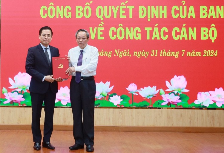 Ông Nguyễn Hoàng Giang (bìa trái)