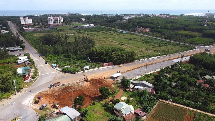 Hạ tầng Khu kinh tế Dung Quất đầu tư chưa đồng bộ đang làm chậm quá trình thu hút đầu tư vào khu kinh tế này. Ảnh: Lê Danh