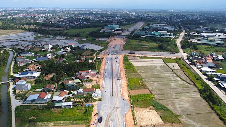 Vướng mặt bằng tại Dự án Đường nối cầu Thạch Bích đến Tịnh Phong. Ảnh Lê Danh