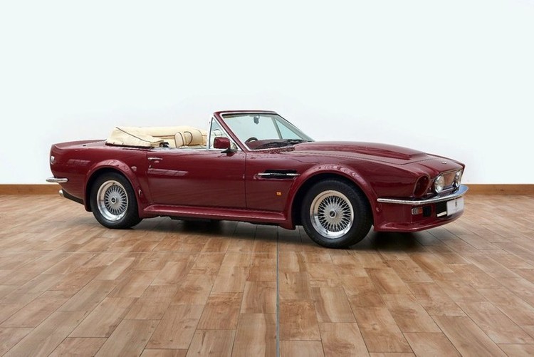 Chiếc Aston Martin V8
Volante 1988, một trong những chiếc xe yêu thích của cựu danh thủ David Beckham
Beckham, đang được rao bán trên trang AutoTrader với mức giá 548.808 USD. 