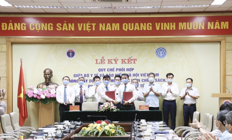 Quyền Bộ trưởng Bộ Y tế Nguyễn Thành Long và Tổng Giám đốc BHXH Việt Nam Nguyễn Thế Mạnh ký Quy chế phối hợp giữa hai cơ quan