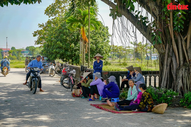 Người dân tập trung đông người chặn xe chở rác vào bãi rác Nam Sơn