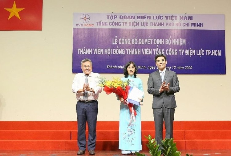 Ông Nguyễn Hữu Tuấn - Phó Bí thư Thường trực Đảng uỷ EVN và ông Phạm Quốc Bảo, Bí thư Đảng ủy, Chủ tịch Hội đồng thành viên EVNHCMC đã trao quyết định và chúc mừng bà Đỗ Thị Xuân Chi. Ảnh: Công thương