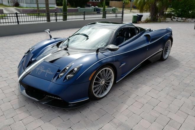 Ra mắt lần đầu tiên vào năm 2017, Pagani Huayra Roadster là phiên bản mui trần của siêu phẩm Huayra, vốn đã ra mắt từ năm 2011. Chỉ sản xuất đúng 100 chiếc, Pagani Huayra Roadster là mẫu xe được nhiều nhà sưu tập săn lùng. Chiếc xe trong bài từng xuất hiện tại gian trưng bày của Pagani trong triển lãm Geneva Motor Show 2019. Ảnh: Receivership Auctions