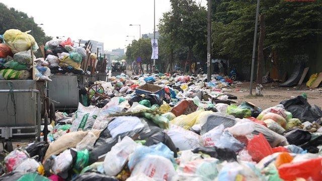 Thanh tra công tác thu gom rác của Nhà thầu Minh Quân. Ảnh Internet
