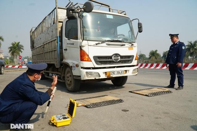 Một xe chở quá tải lưu thông qua cầu Thăng Long