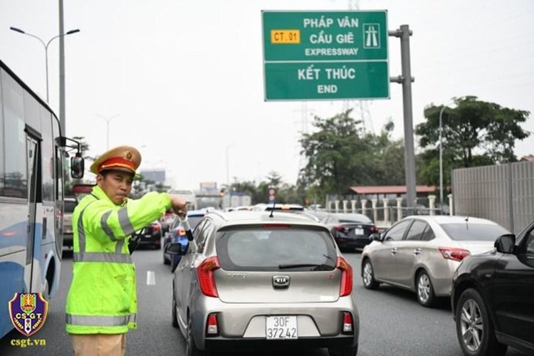 Lực lượng Cảnh sát giao thông phân luồng giao thông