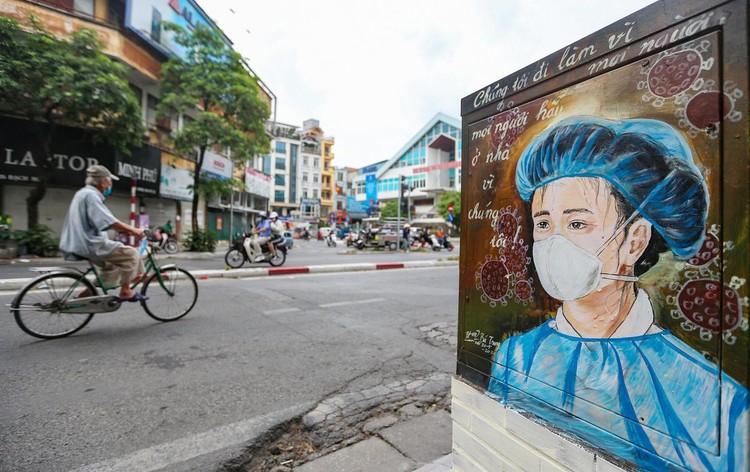 Những ngày gần đây, các bốt điện tại ngã tư Bạch Mai - Lê Thanh Nghị - Thanh Nhàn (quận Hai Bà Trưng) mang diện mạo mới với hình ảnh chân dung các bác sĩ nơi tuyến đầu chống dịch Covid-19.