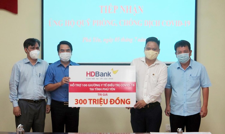 Ông Huỳnh Quốc Thi- Giám đốc HDBank Phú Yên (áo trắng)- đại diện Ban Lãnh đạo HDBank- trao 100 giường y tế trị giá 300 triệu đồng cho tỉnh Phú Yên.