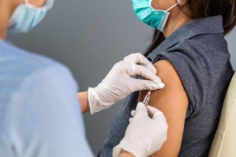 Những người đã tiêm đủ liều vaccine phòng COVID-19, hoặc đã khỏi bệnh COVID-19 tự theo dõi sức khoẻ tại nhà, nơi lưu trú trong 7 ngày kể từ ngày đến/về địa phương