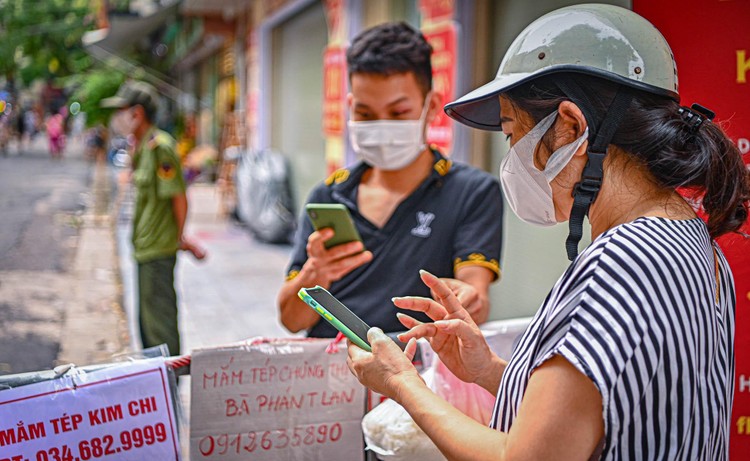 Độc lạ cách bán hàng mùa dịch chưa từng có tại "khu chợ nhà giàu" Hà Nội