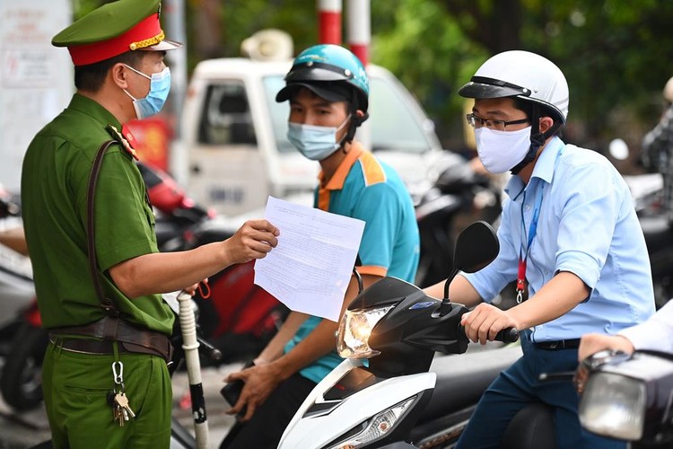 Hà Nội hướng dẫn chi tiết về quy trình xét duyệt, cấp giấy đi đường, thẻ đi mua hàng thiết yếu