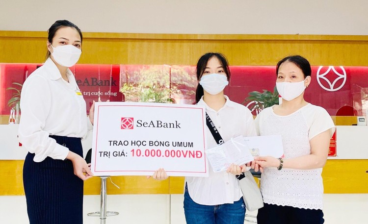 9 em học sinh nghèo do Quỹ khuyến học Ươm mầm Ước mơ SeABank đỡ đầu đã hoàn thành tốt nghiệp THPT và đều trúng tuyển vào các trường đại học