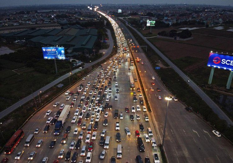 Khoảng 17h ngày 3/2 (mùng 3 Tết), cao tốc Pháp Vân - Cầu Giẽ đoạn qua trạm thu phí Pháp Vân xảy ra ùn tắc gần 2 km