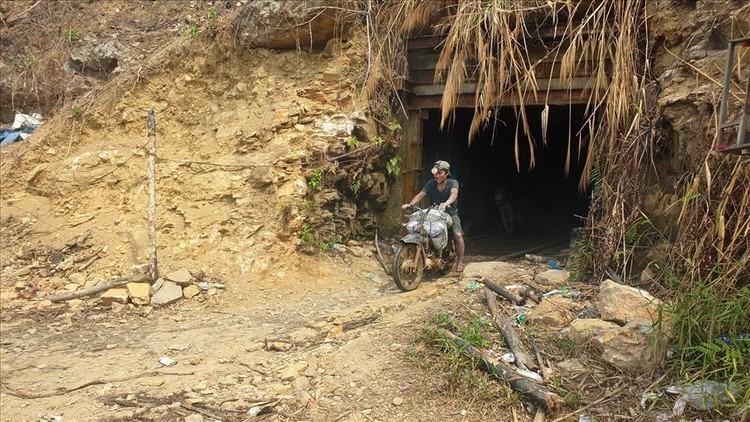 Hoạt động khai thác vàng ở mỏ vàng Bồng Miêu vẫn tiếp diễn gây ô nhiễm môi trường.