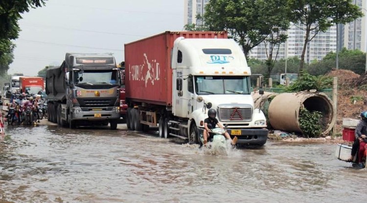 Cho ý kiến về việc sau hơn một ngày Hà Nội không còn mưa lớn, nhưng một số hầm chui và đường gom Đại lộ Thăng Long vẫn ngập sâu, đại diện Công ty Thoát nước Hà Nội vừa thông tin: nguyên nhân ngập kéo dài là do nước sông Nhuệ dâng cao, dẫn đến hệ thống thoát nước tự chảy bị tê liệt. Ảnh chụp trên Đại lộ Thăng Long chiều 25/5.