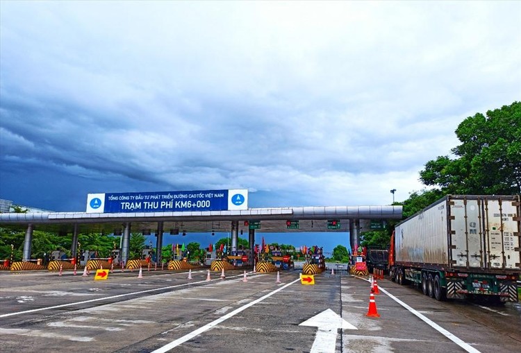 Trạm thu phí BOT trên cao tốc Nội Bài - Lào Cai.