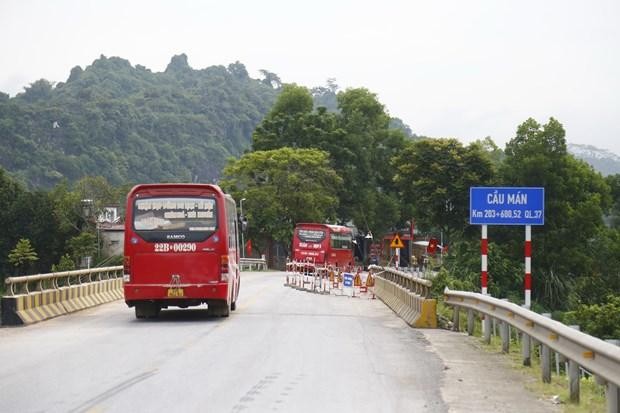 Các phương tiện vận tải hàng hóa từ 7 tấn trở lên, xe ô tô vận tải hành khách từ 12 chỗ ngồi trở lên phải di chuyển theo phương án phân luồng từ xa. Ảnh: TTXVN