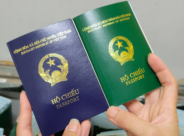 Hộ chiếu mới màu xanh tím than và hộ chiếu cũ màu xanh. Ảnh: Internet