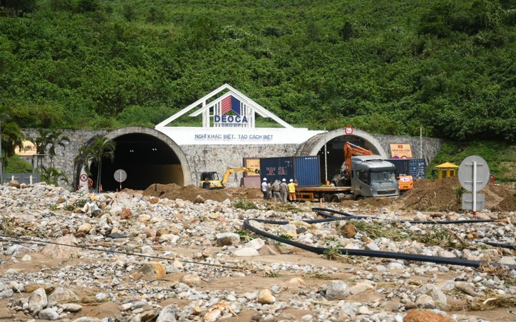 Lũ quét cuốn theo đất, đá tràn xuống cửa phía Nam hầm Hải Vân (TP Đà Nẵng) khiến giao thông tắc nghẽn. Ảnh: Internet