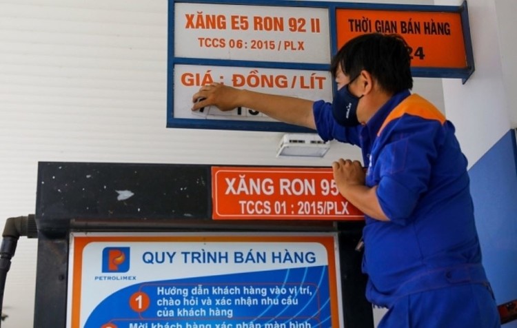 Giá xăng dầu tăng từ 0h hôm nay do giá thế giới biến động và điều chỉnh mức thuế bảo vệ môi trường