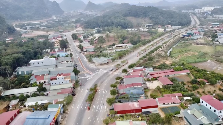 Tuyến đường tránh thành phố Sơn La có điểm đầu tại ngã ba Mai Sơn, điểm cuối tại Quốc lộ 6 bản Hôm, xã Chiềng Cọ, thành phố Sơn La, tỉnh Sơn La